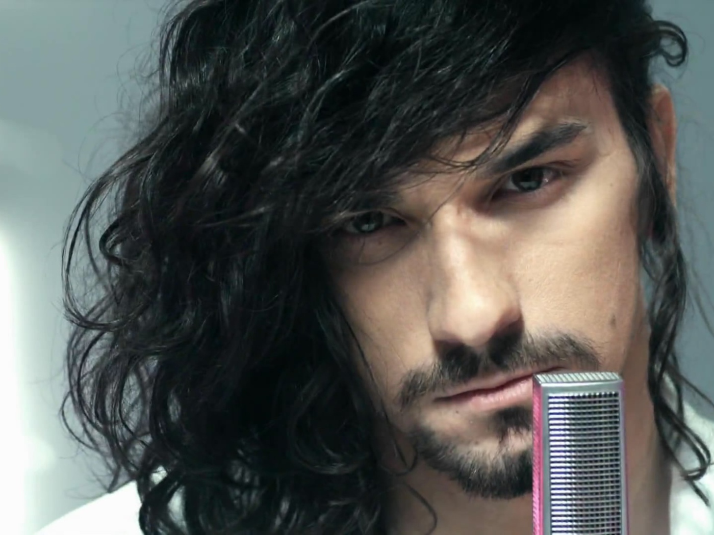 У микрофона солист Quest Pistols