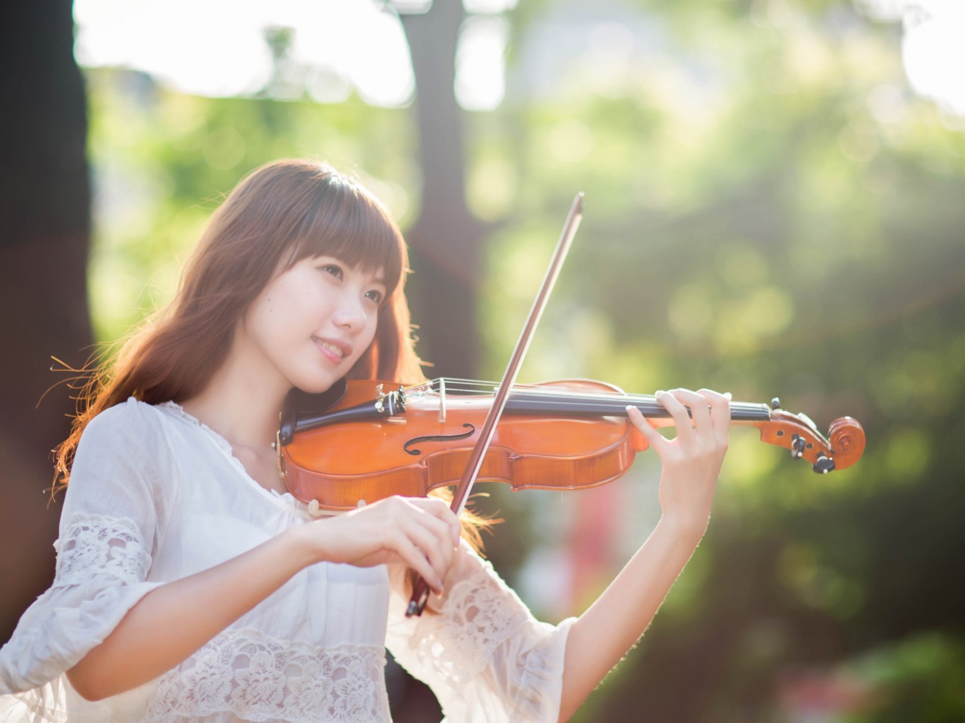Милая девочка со скрипкой и смычком