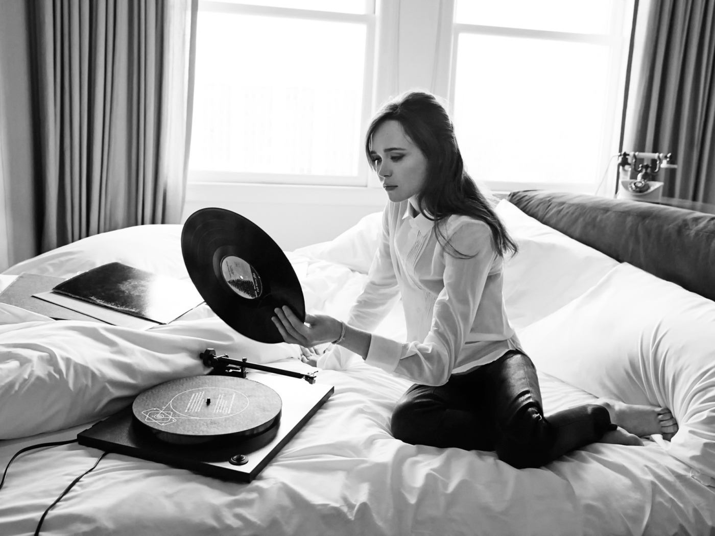 Девушка ставит пластинку