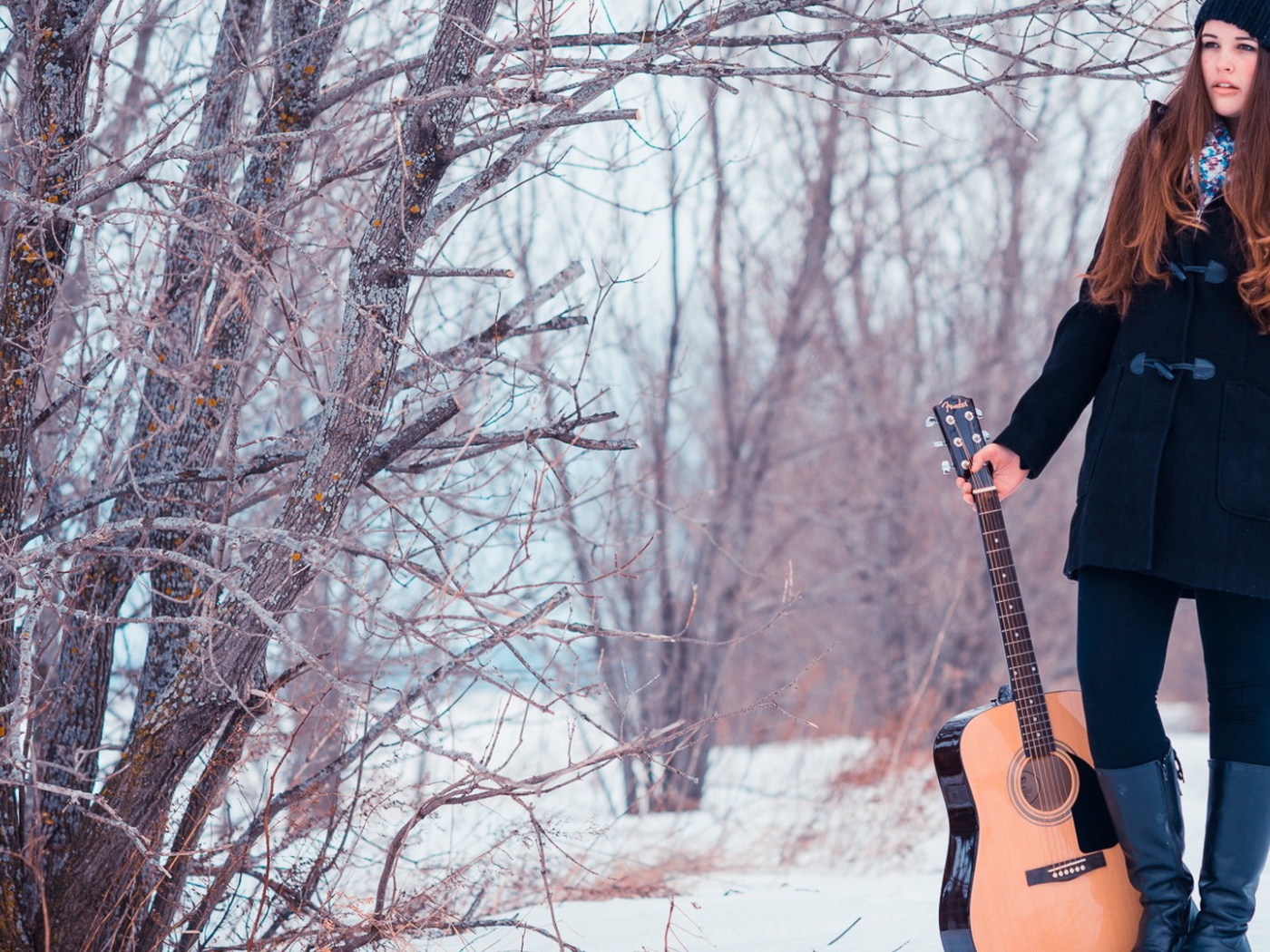 Девушка с гитарой в парке