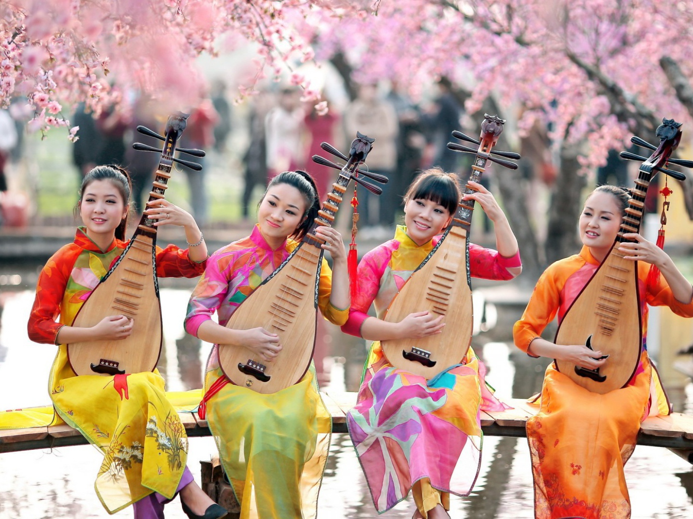 Японки с инструментами