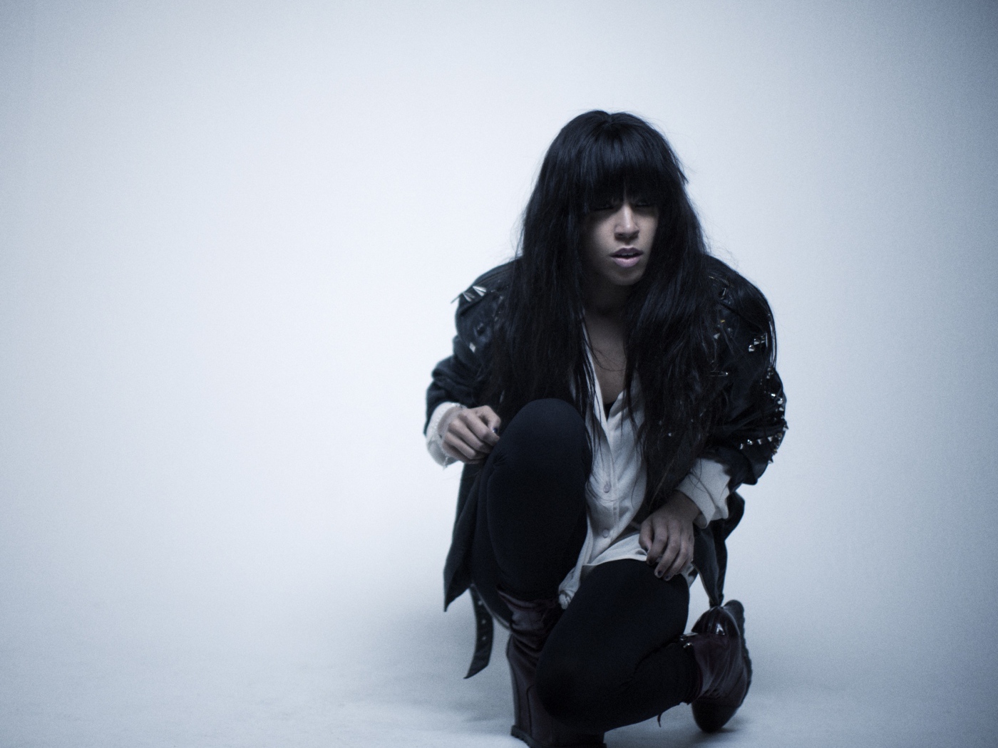 Loreen в черной куртке