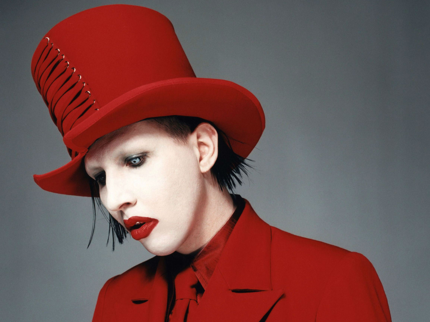 Marilyn Manson в красной шляпе
