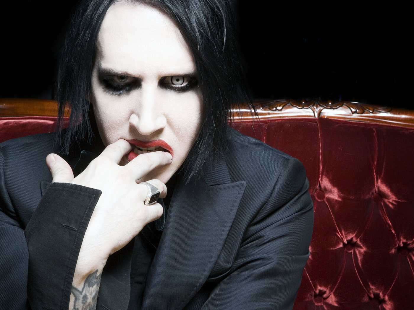 Marilyn Manson на красном диване