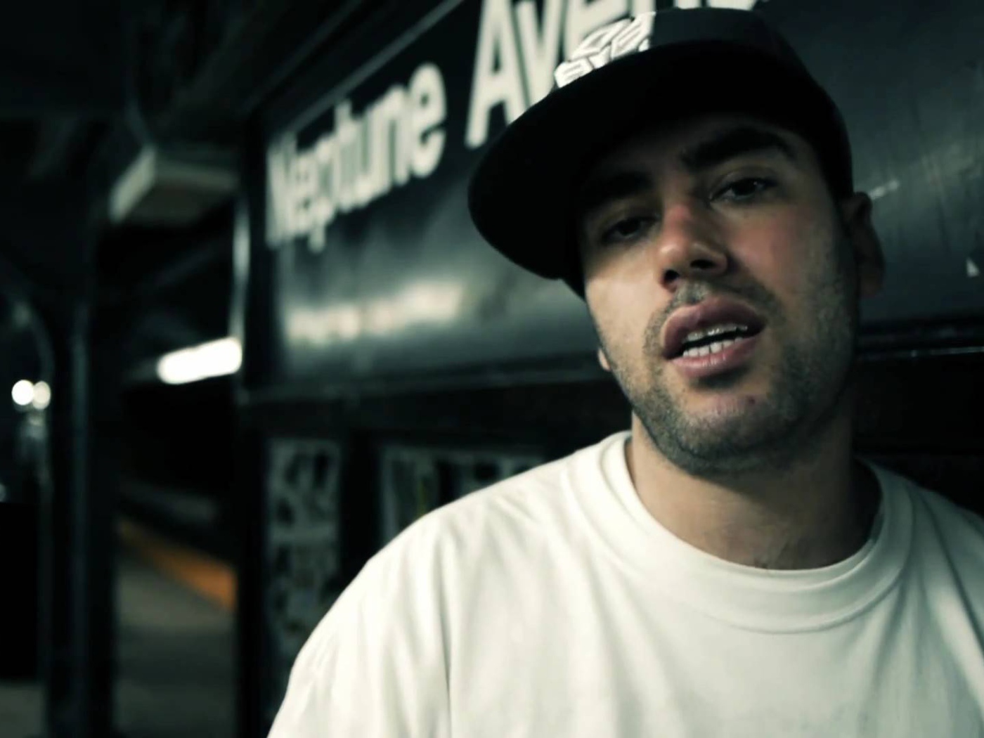 SLIM читает рэп