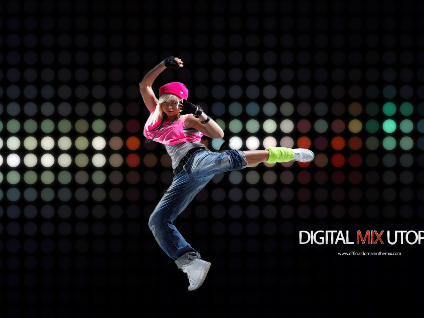 Девушка в розовом на танцполе