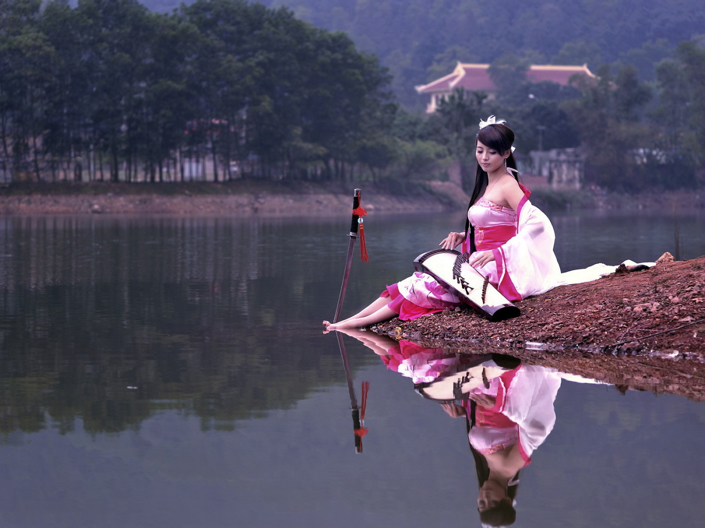 Девушка на берегу озера