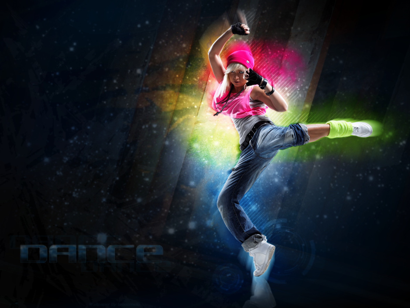 Юная девушка красиво танцует