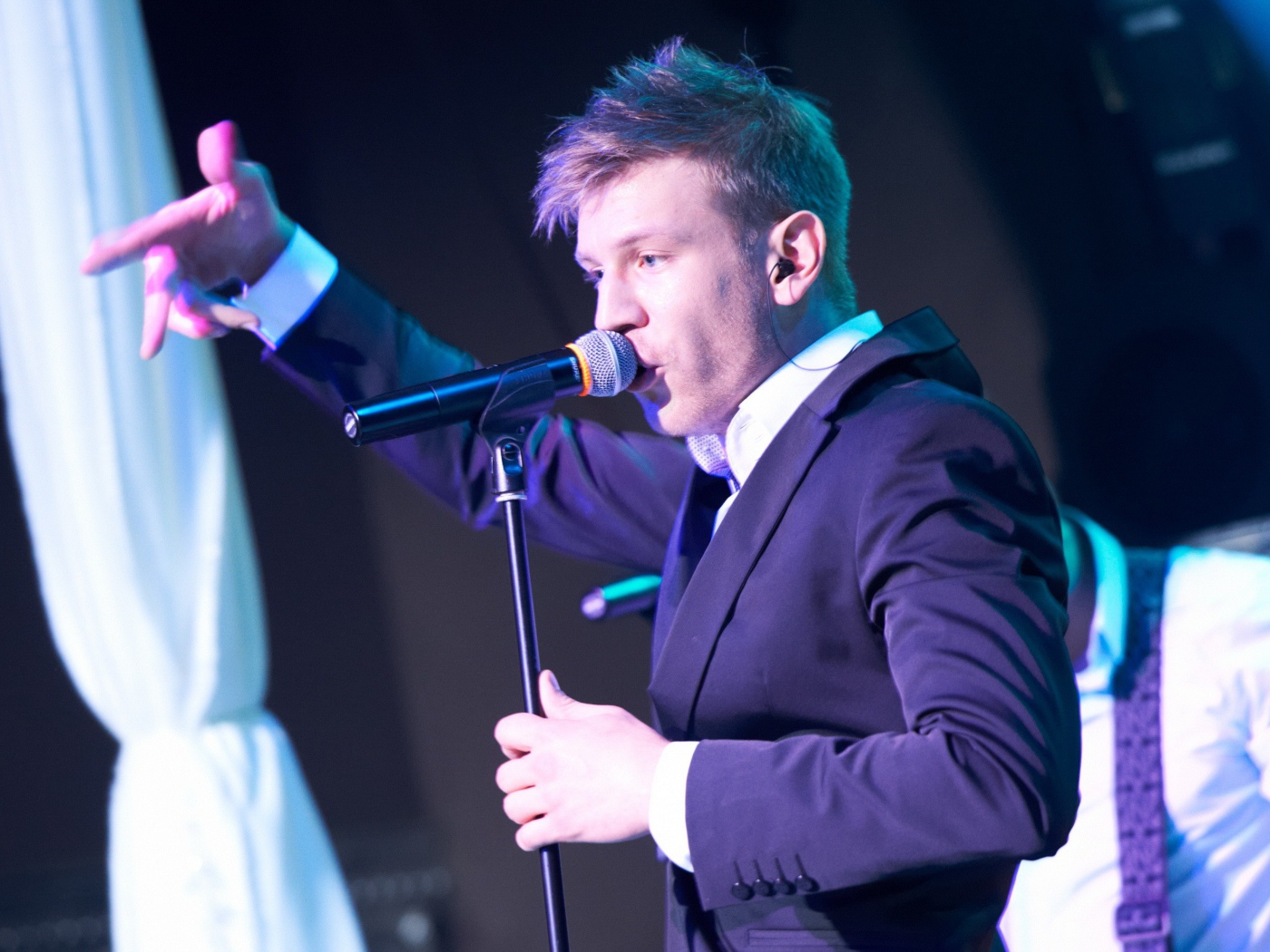 Иван Дорн на концерте поет