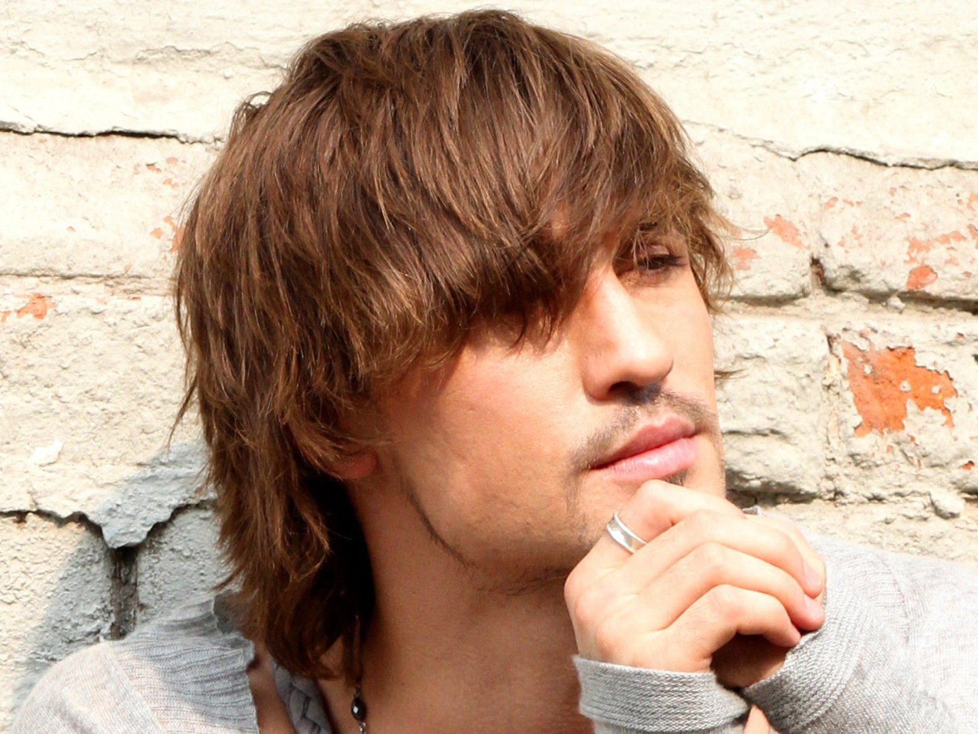 Дима Билан возле кирпичной стены