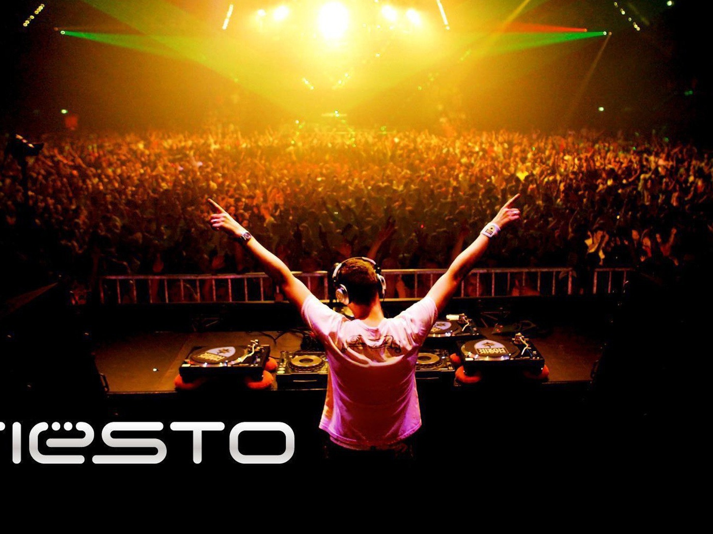 Диджей у пульта