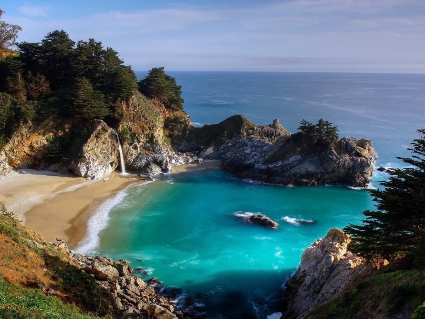 Небольшой пляж с водопадом