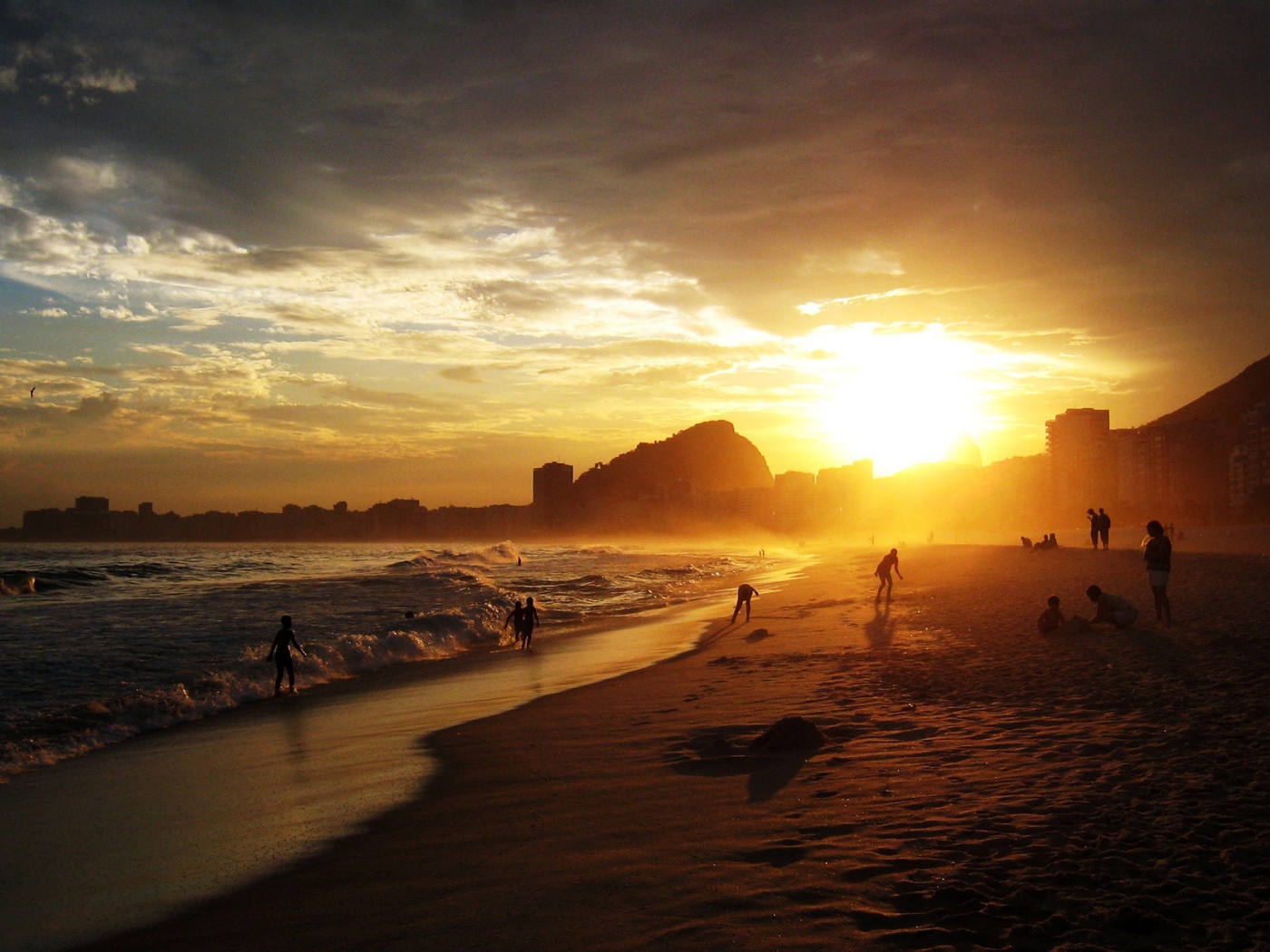 Купание на заходе солнца