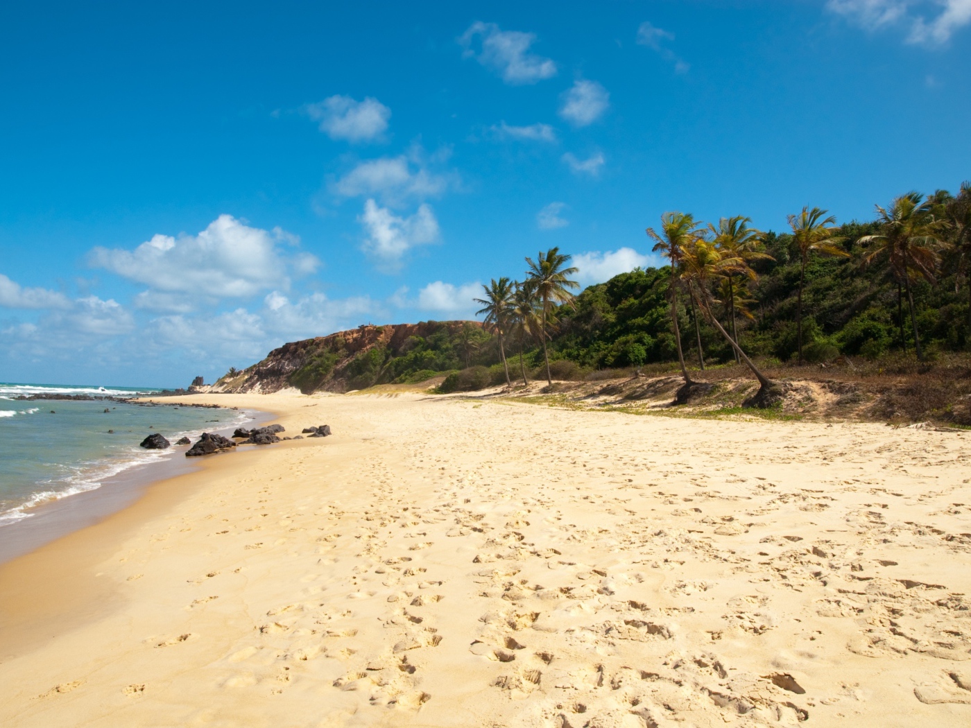 Пляж из золотого песка