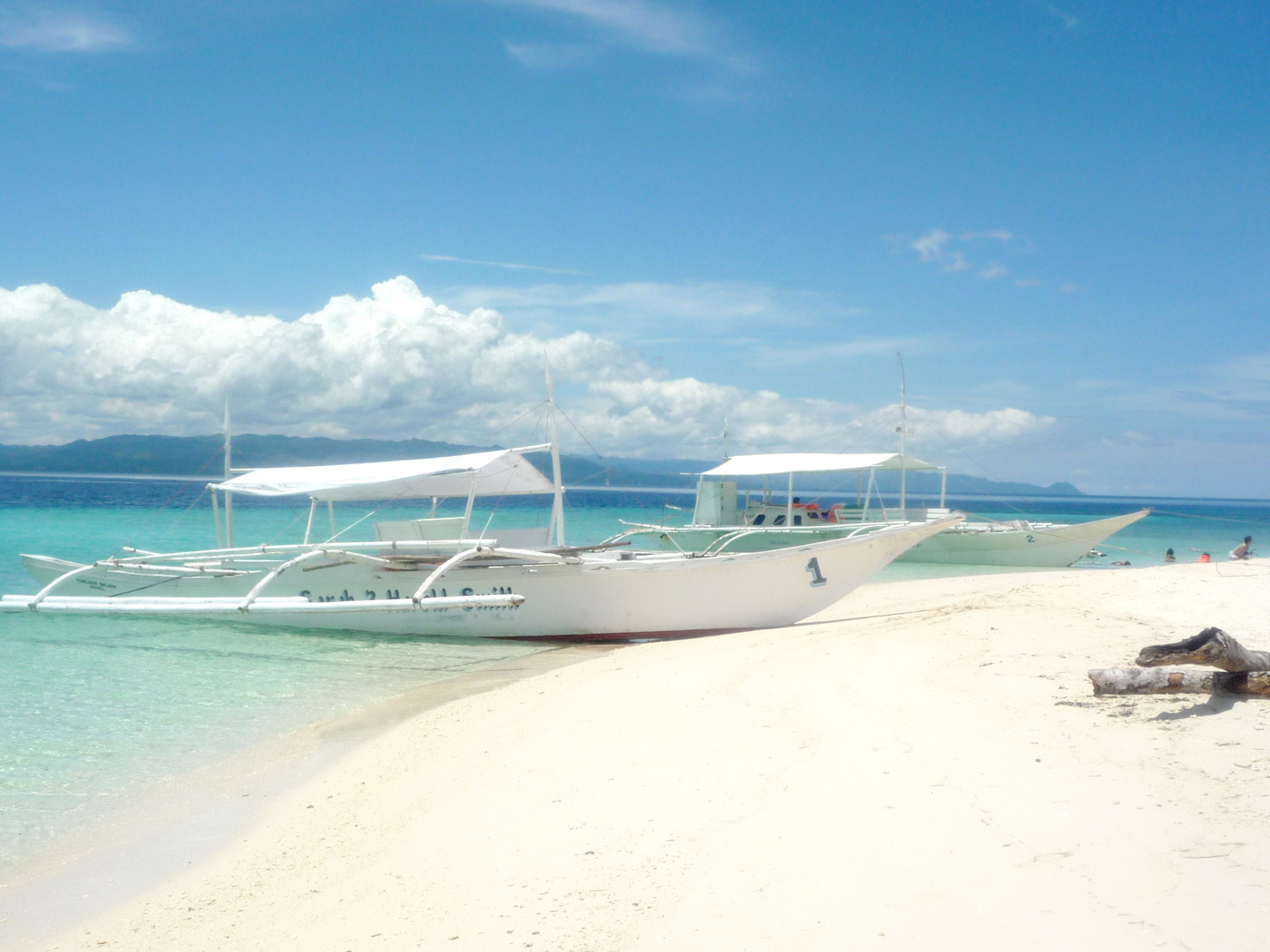 Пляж из белого песка