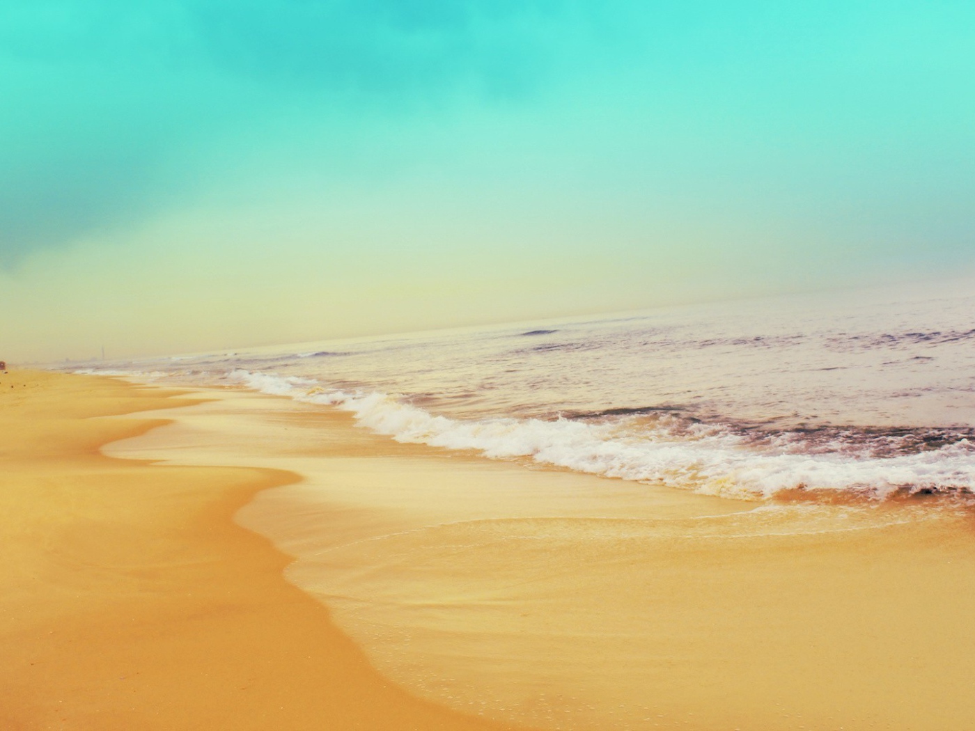 Пляж с желтым песком