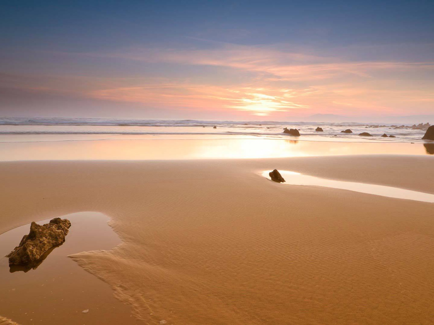 Золотой песок на пляже
