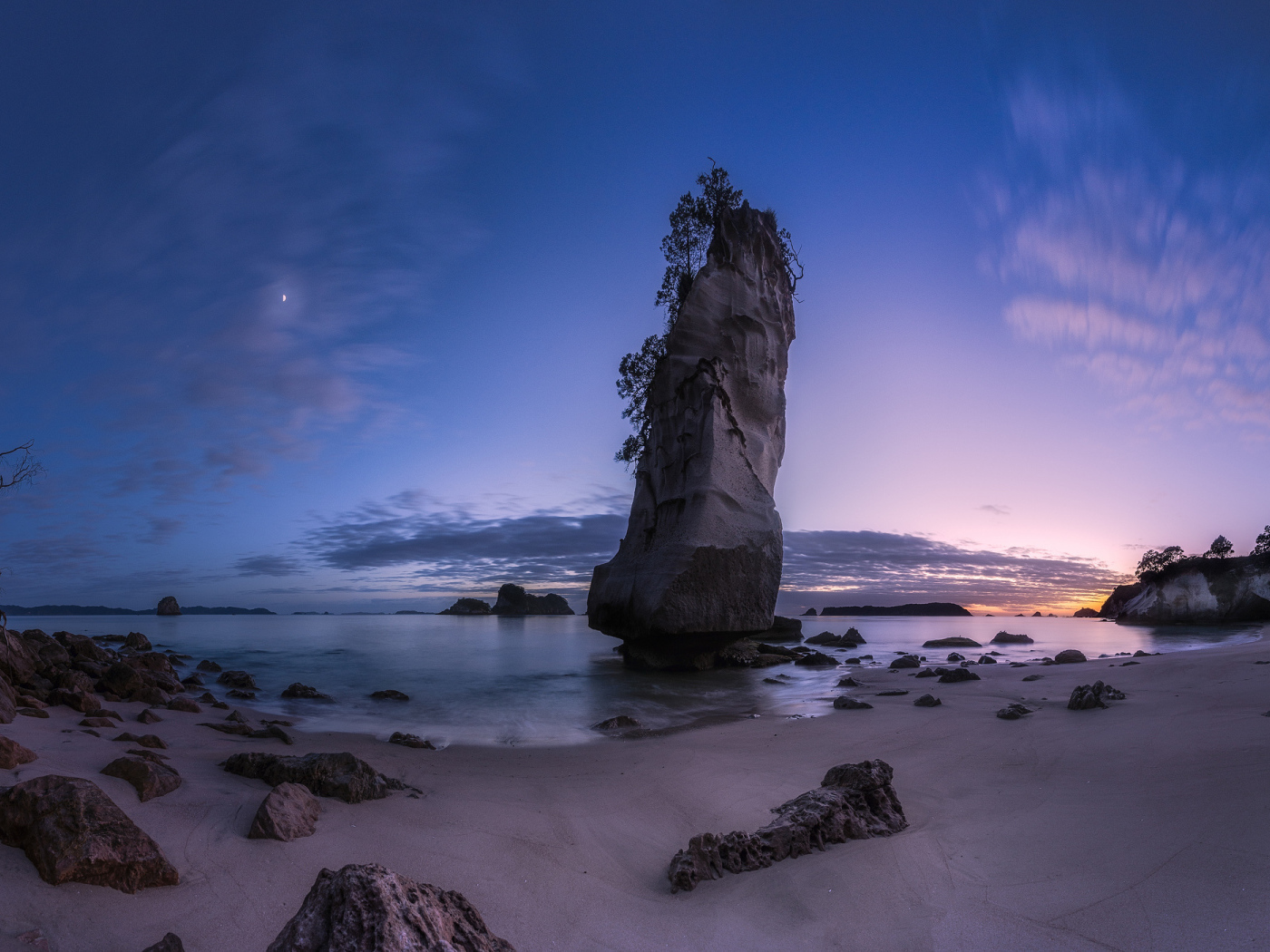 Скала у пляжа