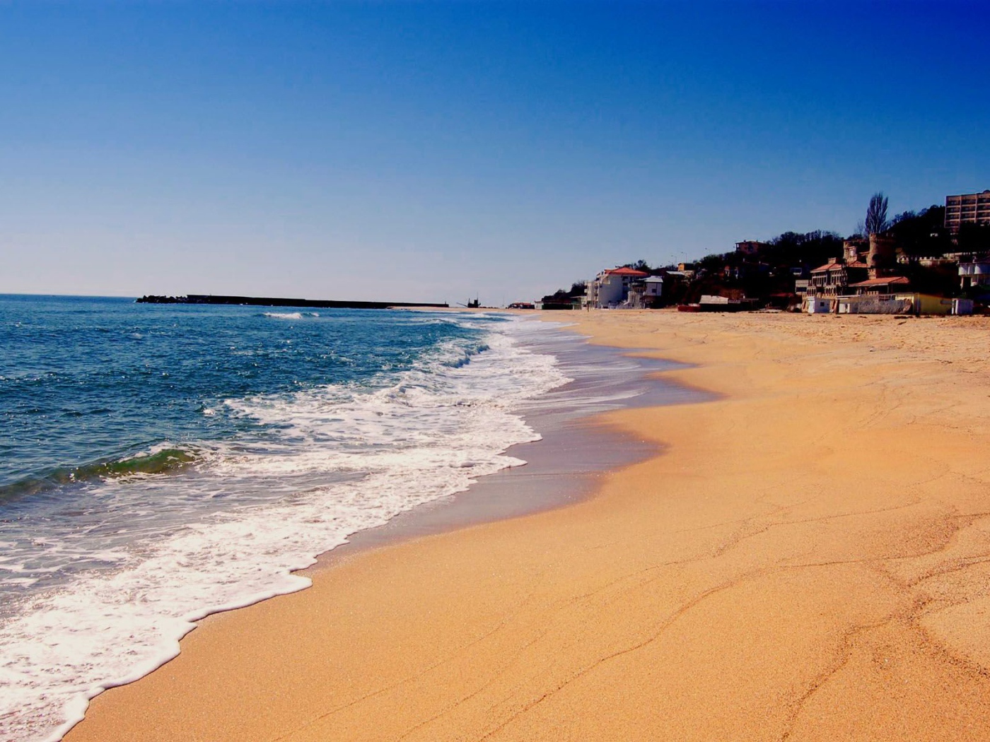 Пляж с золотым песком