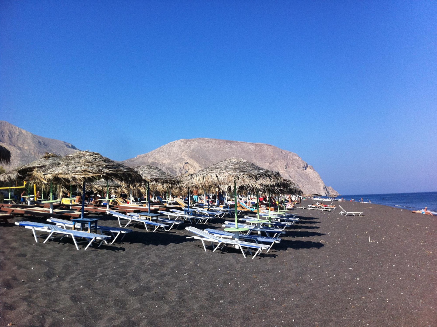 Отдых на черном пляже