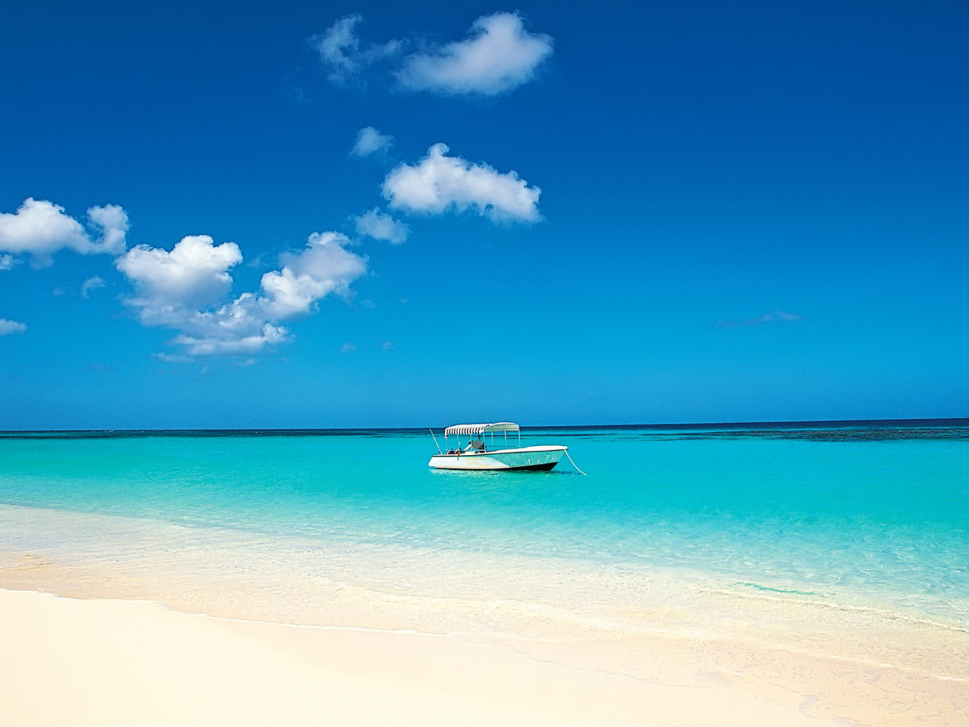 Катер на якоре у пляжа