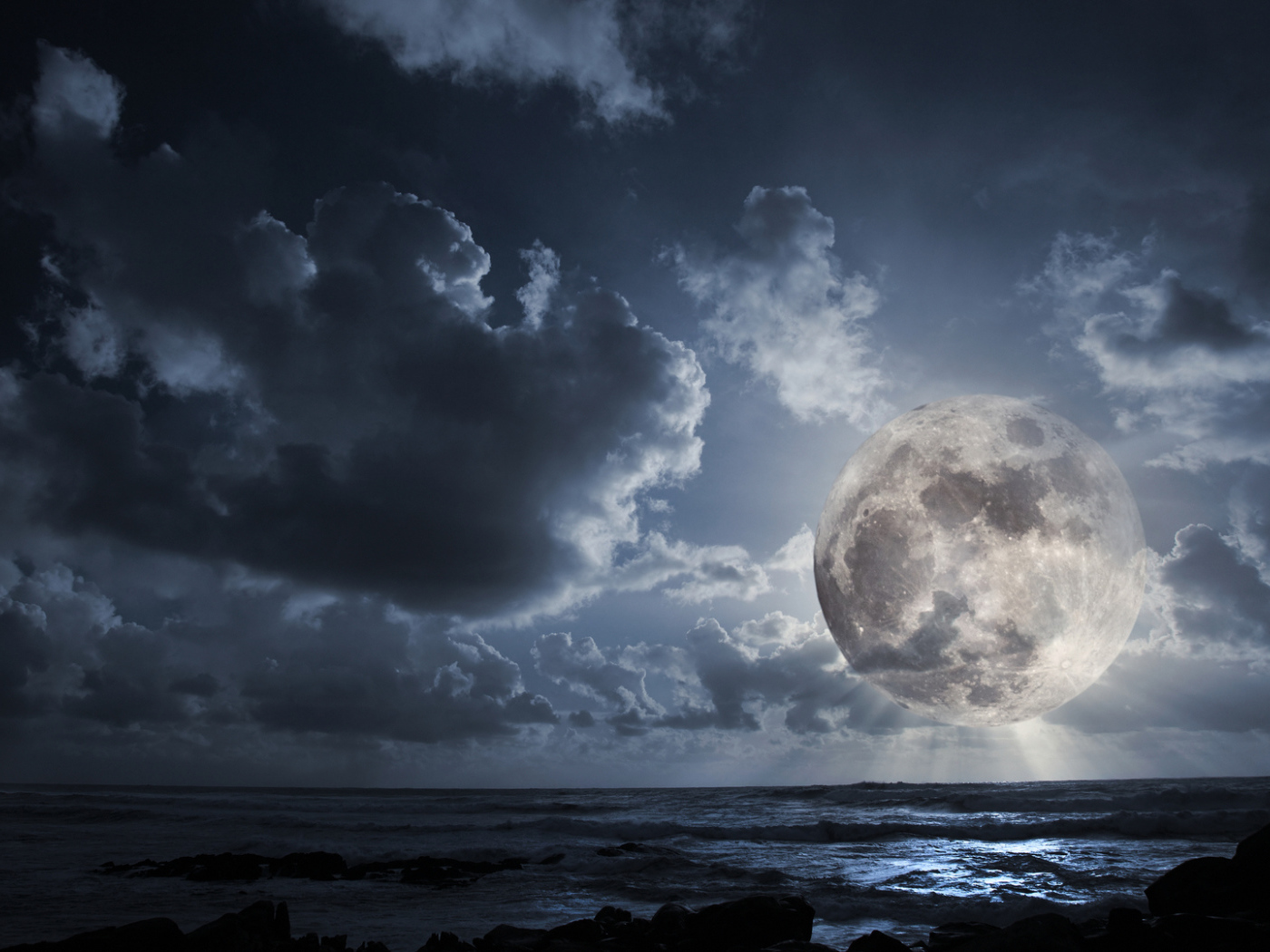 Огромная луна в облаках