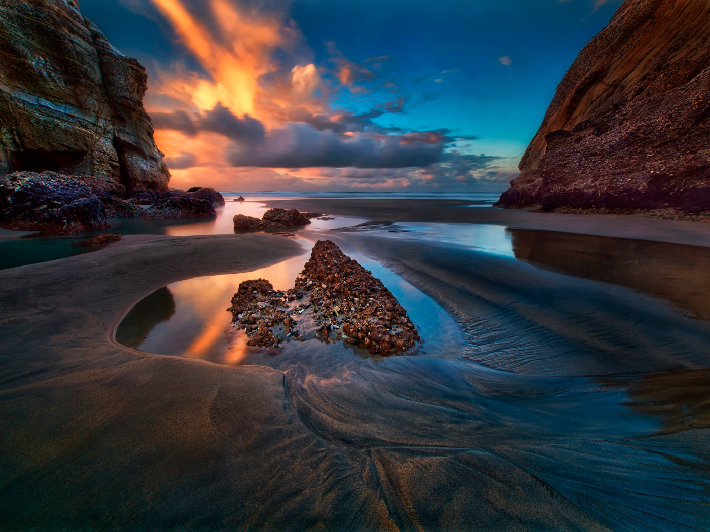 Красные облака над морем