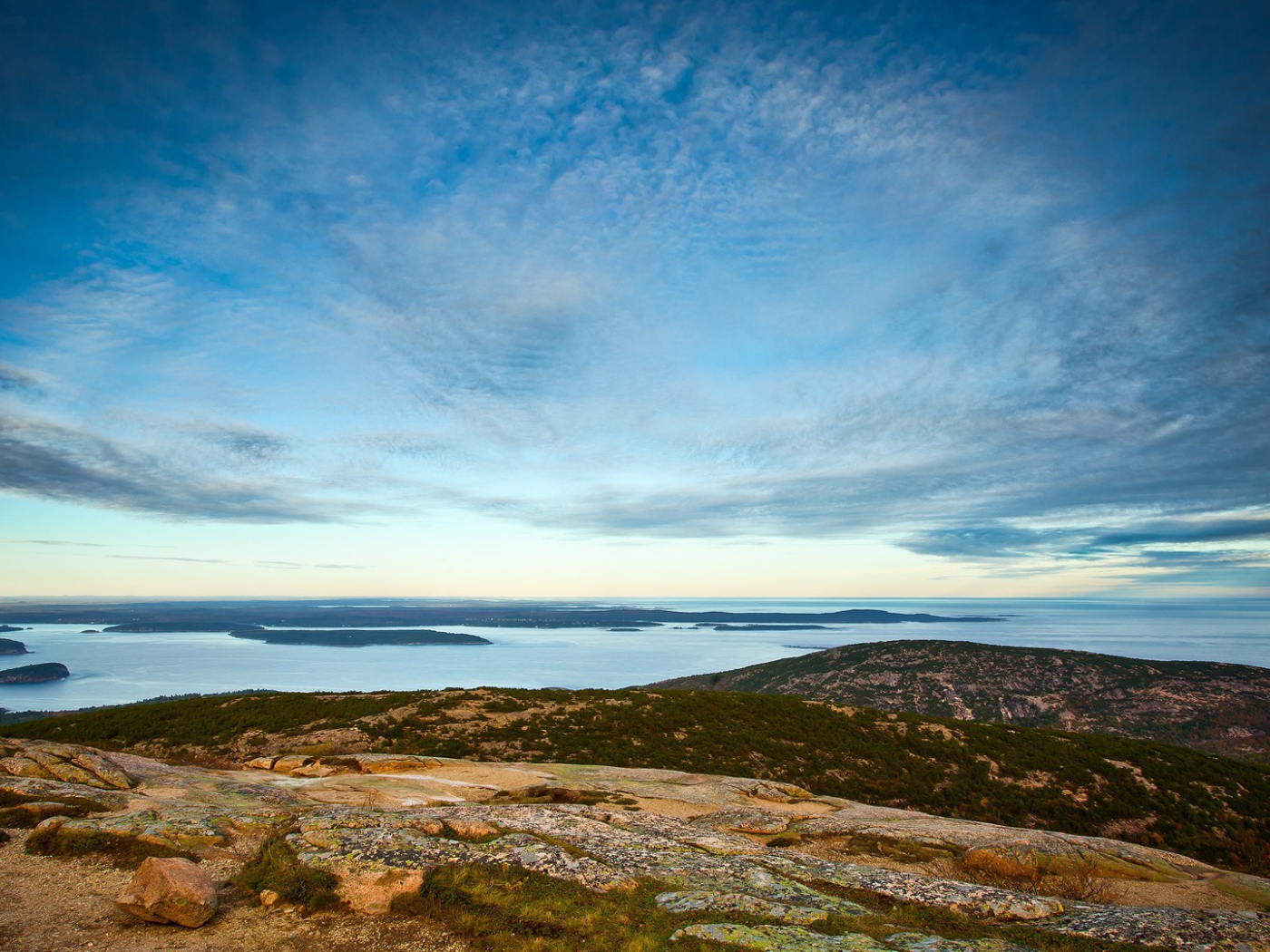 Светлый круг в облаках