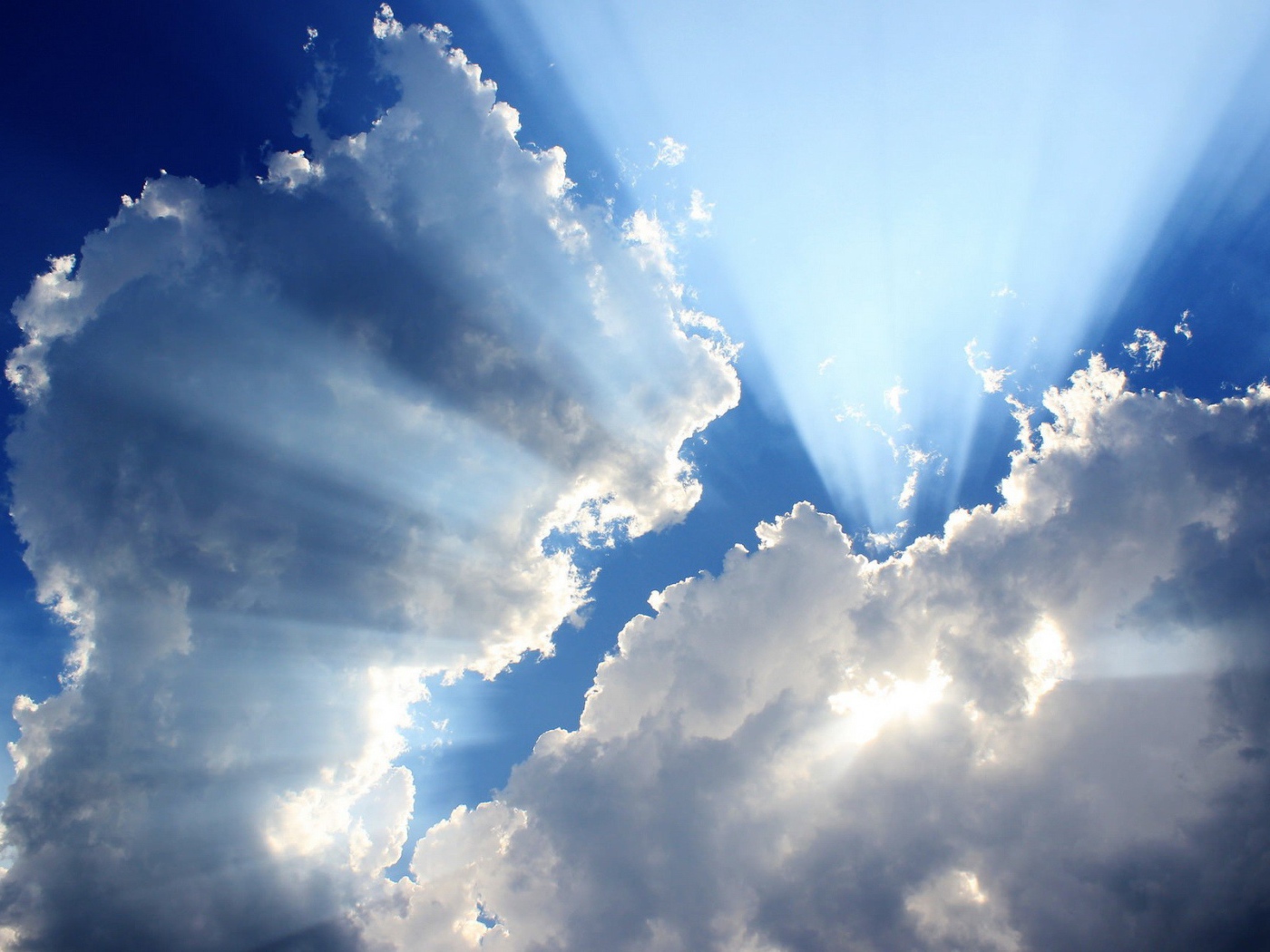 Лучи солнца из облаков