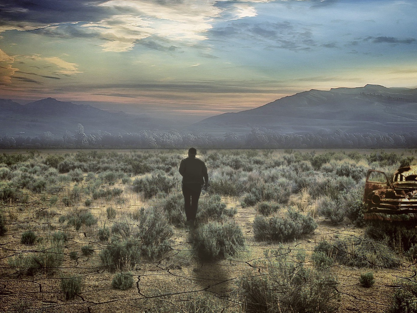 Человек идет по пустыне