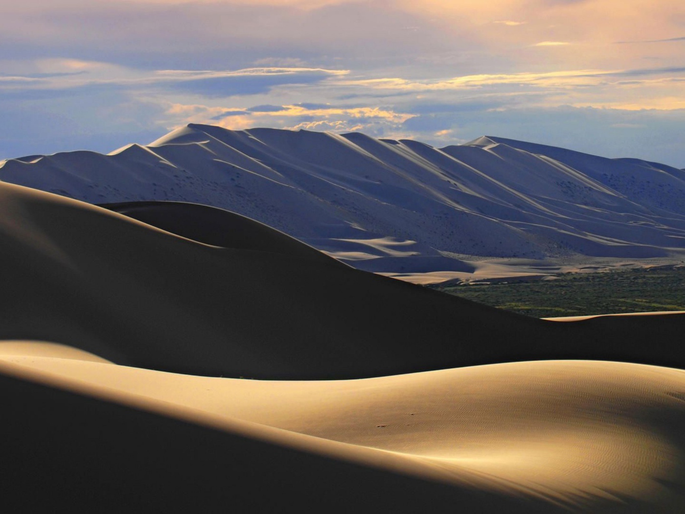 Песчаные барханы в пустыне