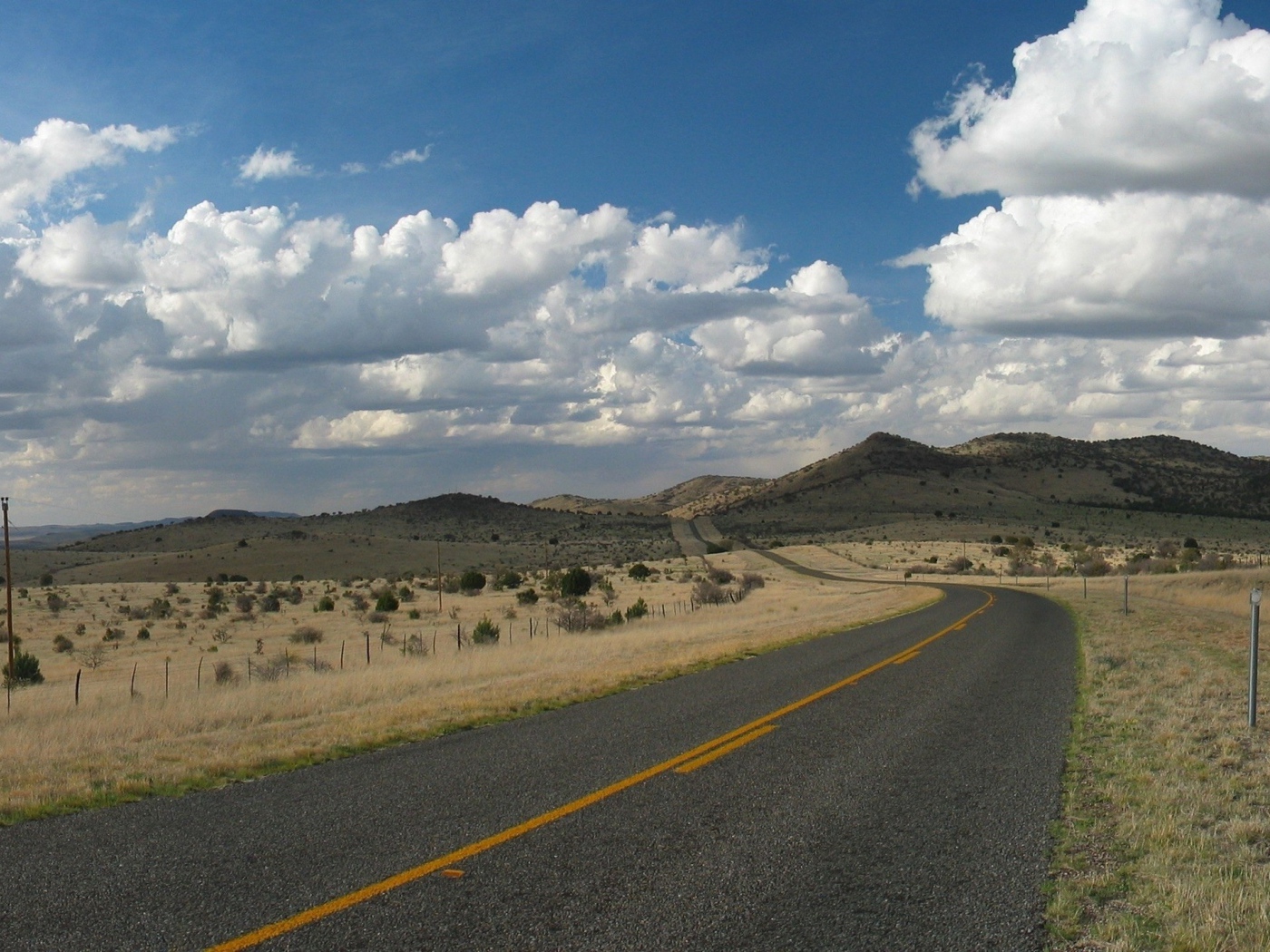 Дорога через поле в горы