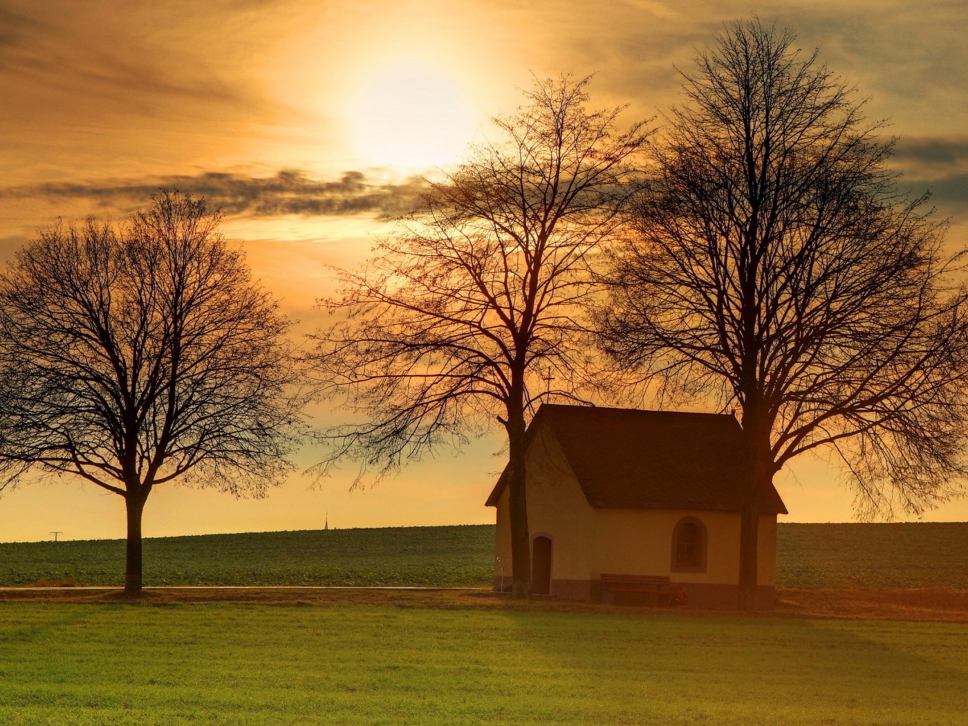 Одинокая часовня в поле