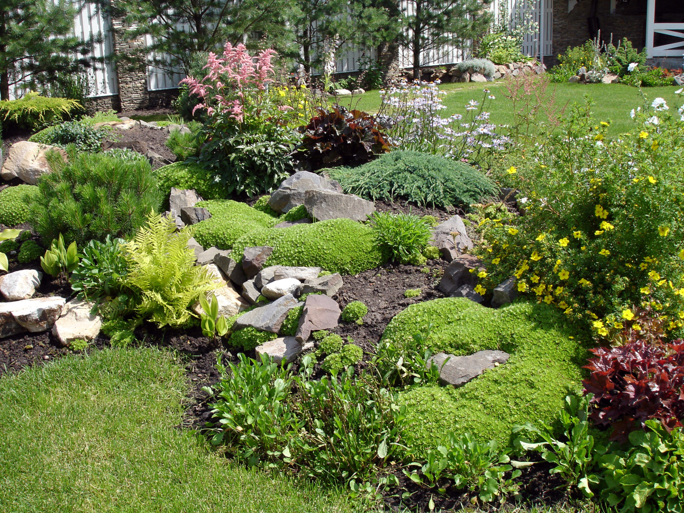 Красивая альпийская горка на дачном участке