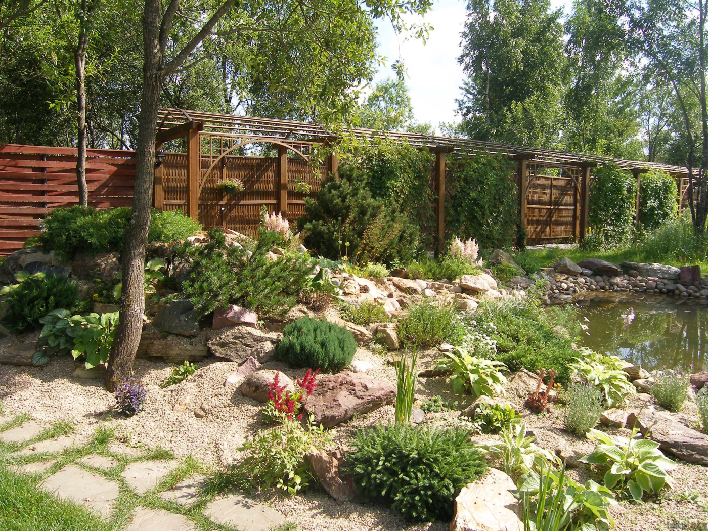 Красивая альпийская горка в саду