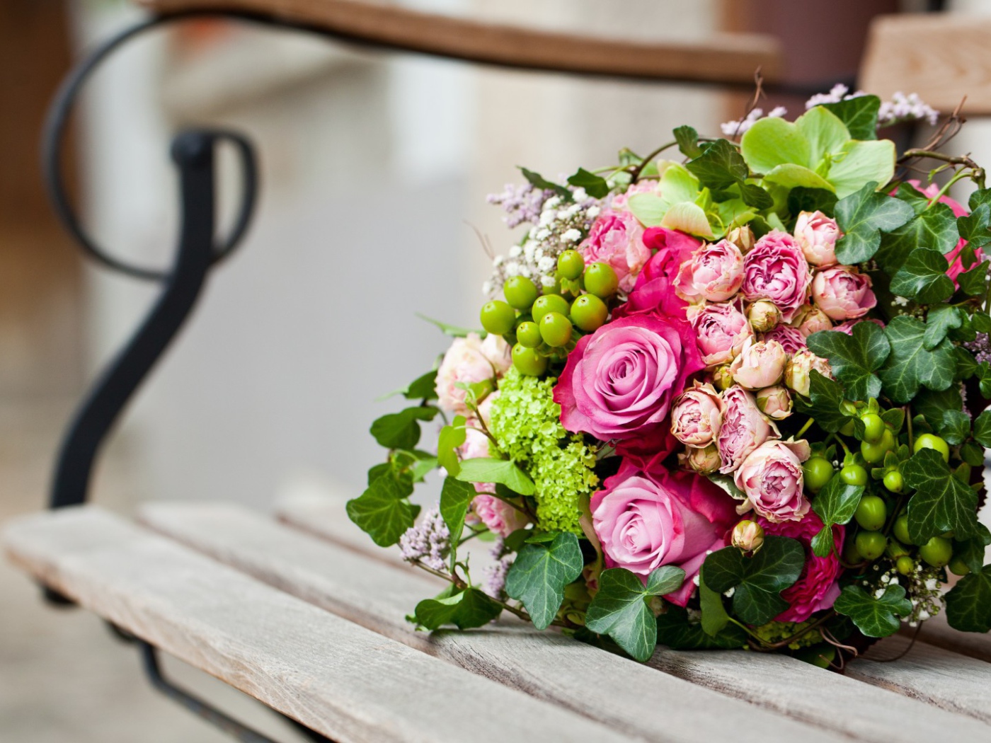 Красивый букет на лавке