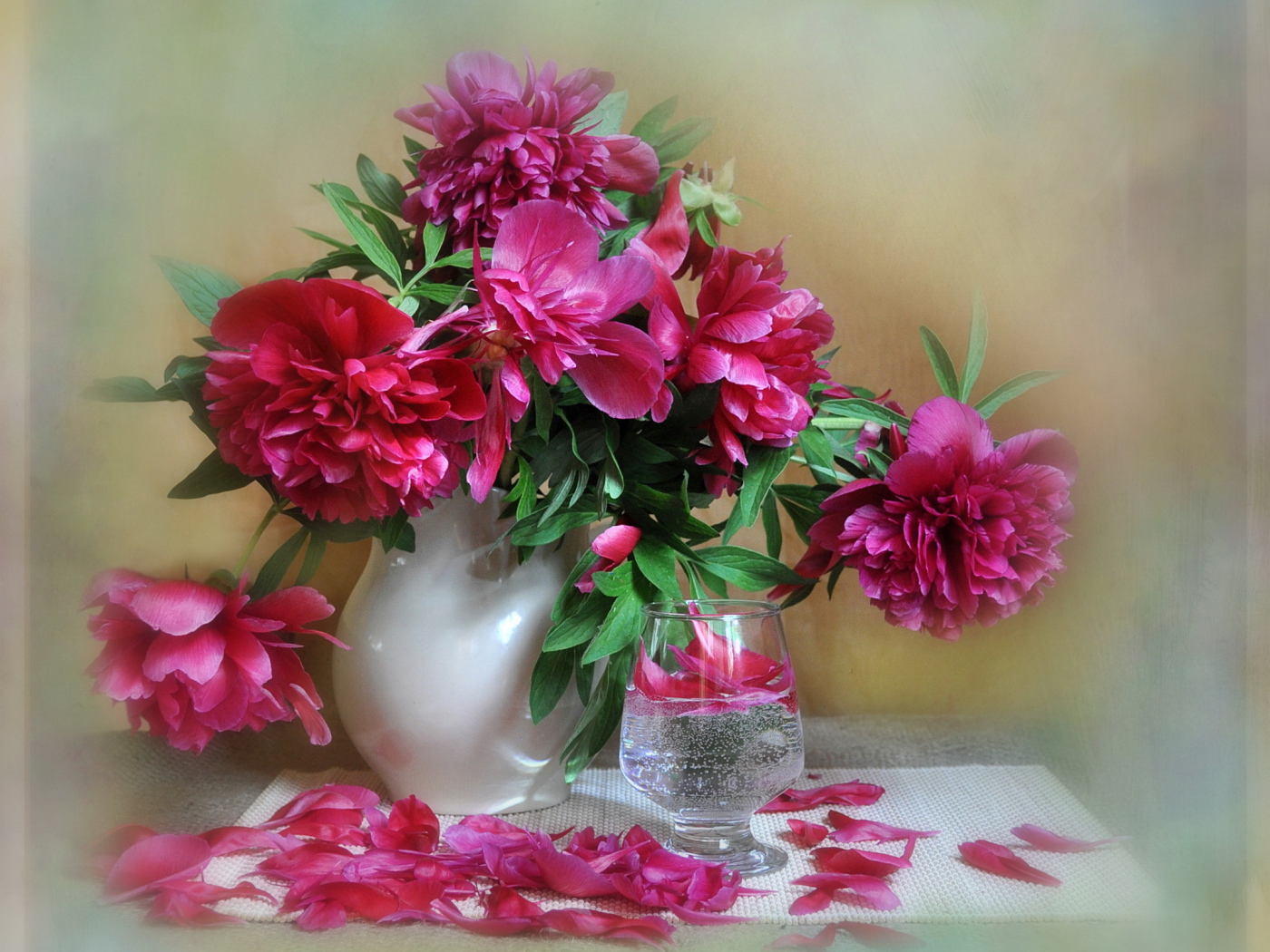 Красивые цветы пионы в вазе