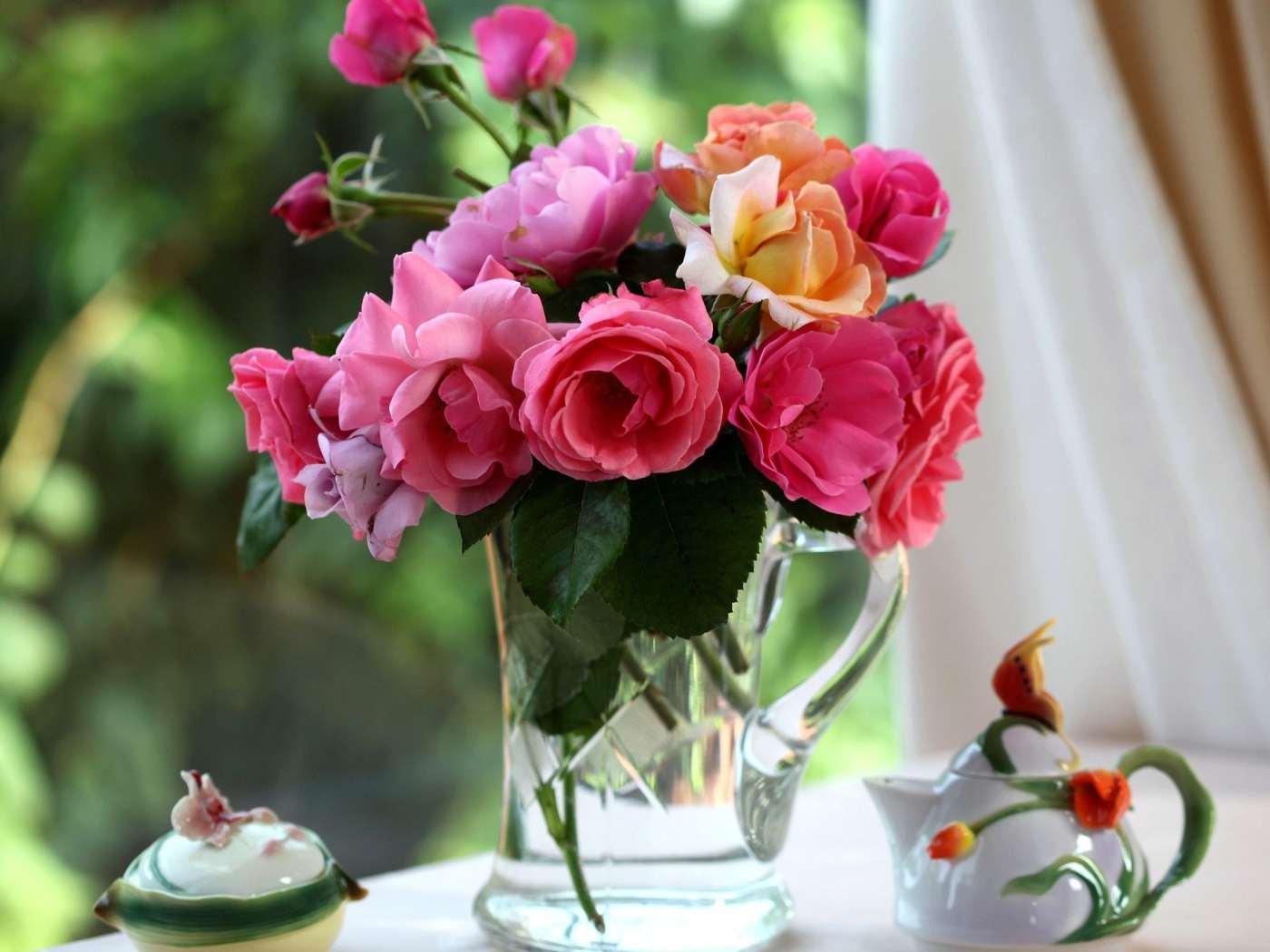 Букет роз в стеклянном кувшине