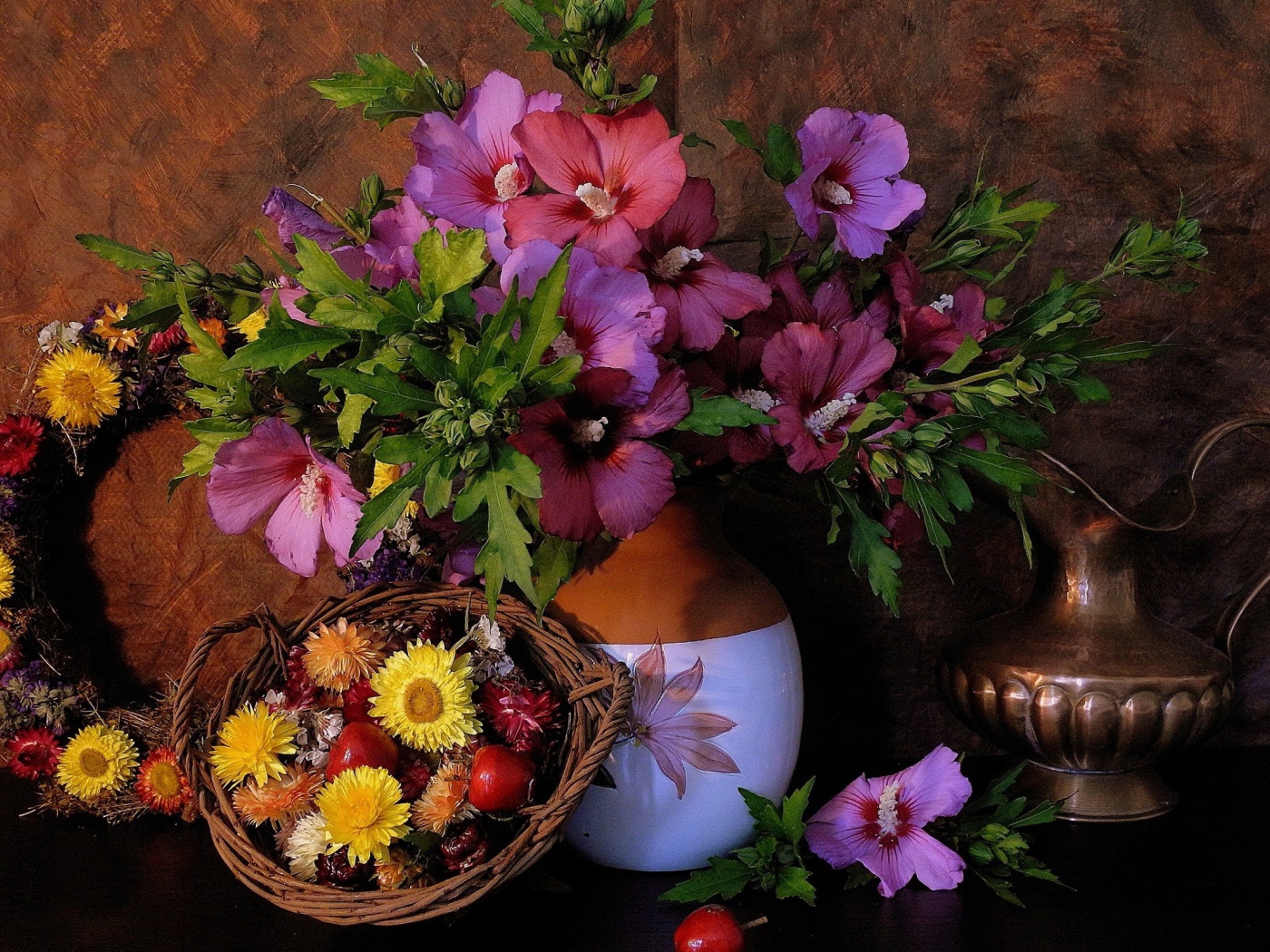 Цветы в кувшине и в корзине