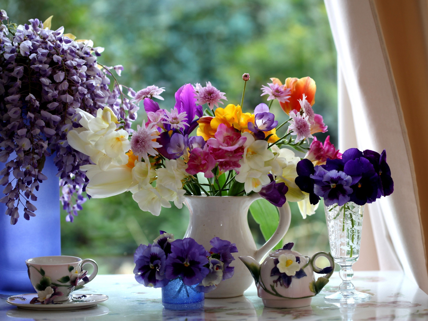 Букеты цветов на подоконнике