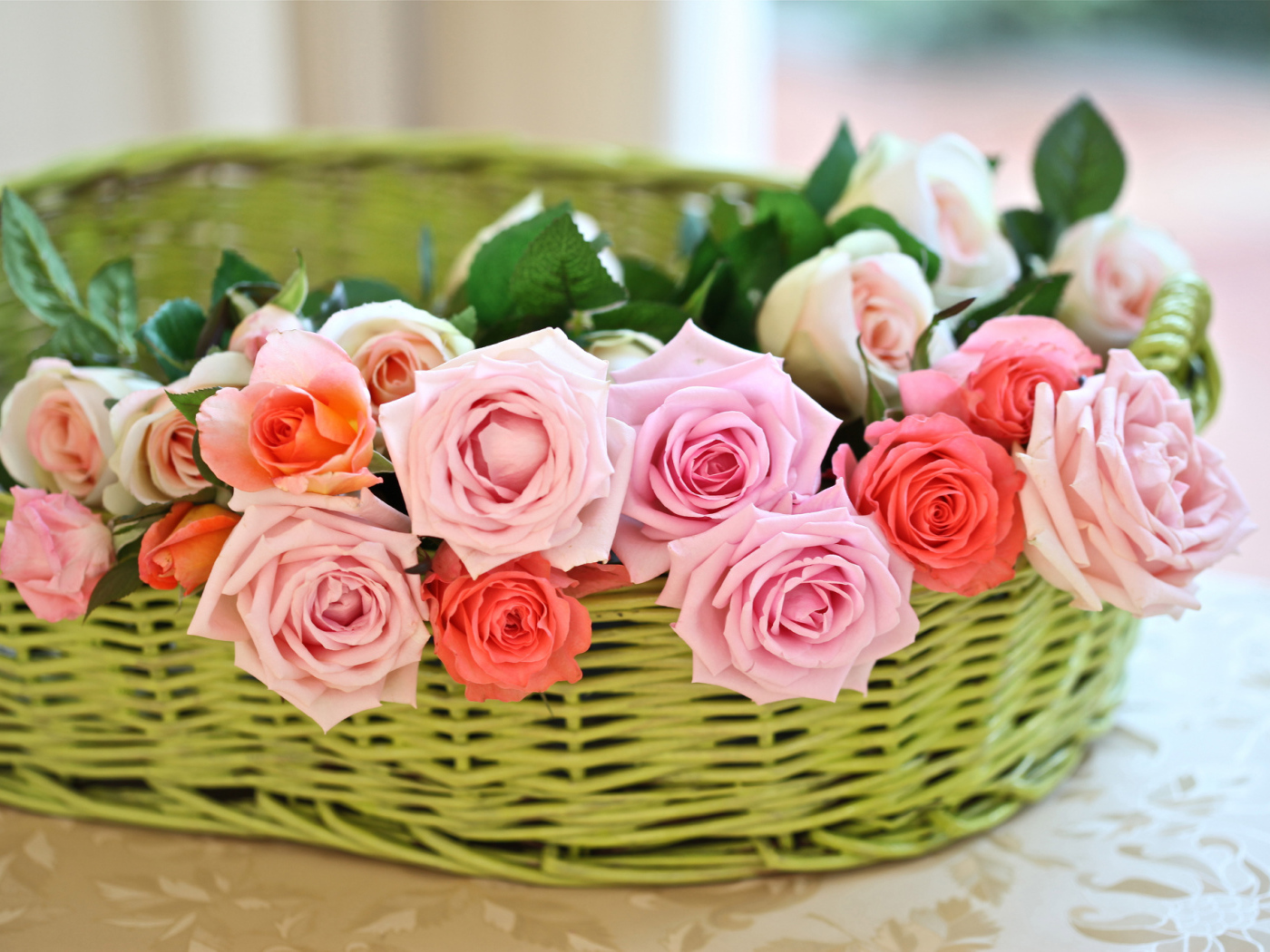 Цветы розы в корзине