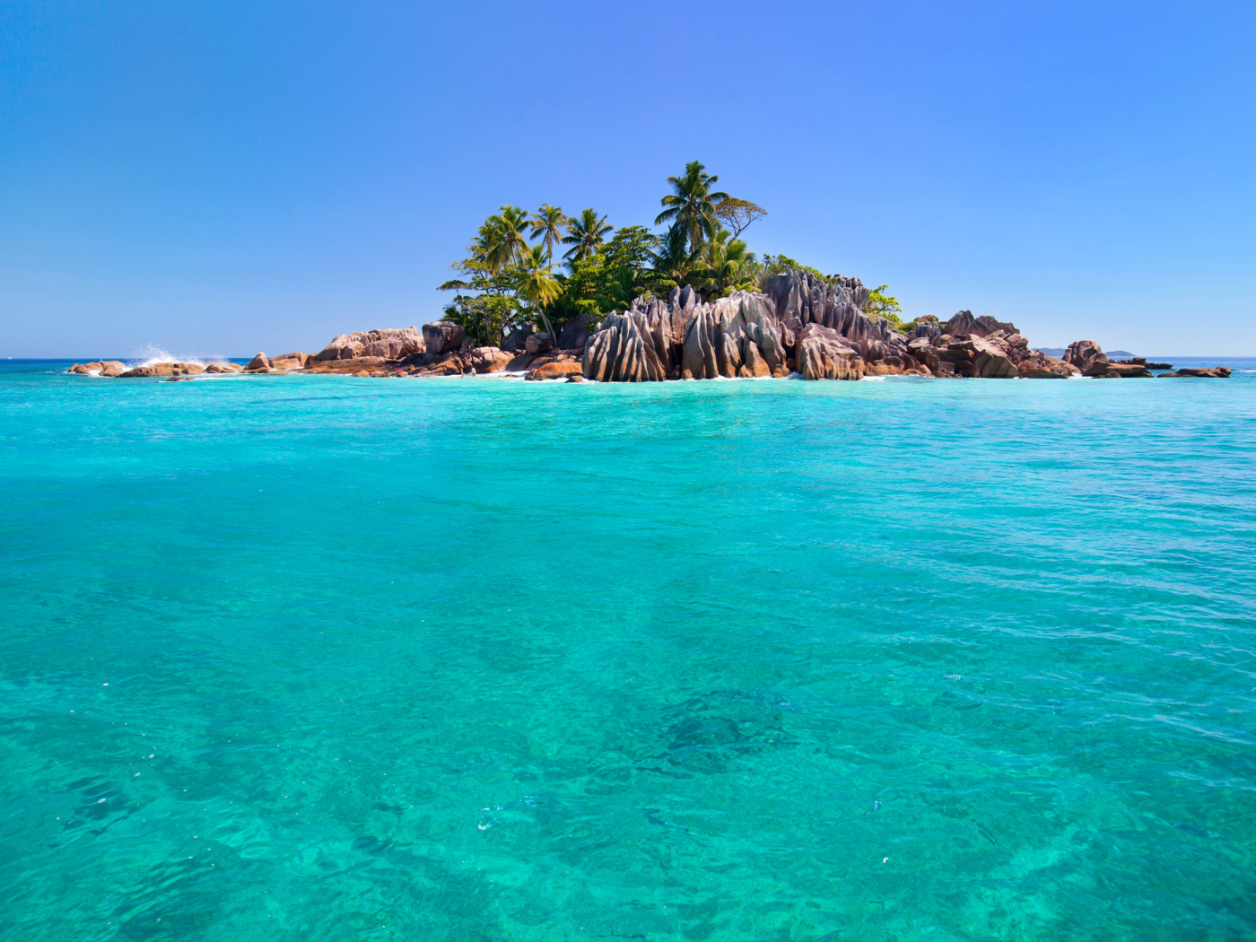 Скалы на острове