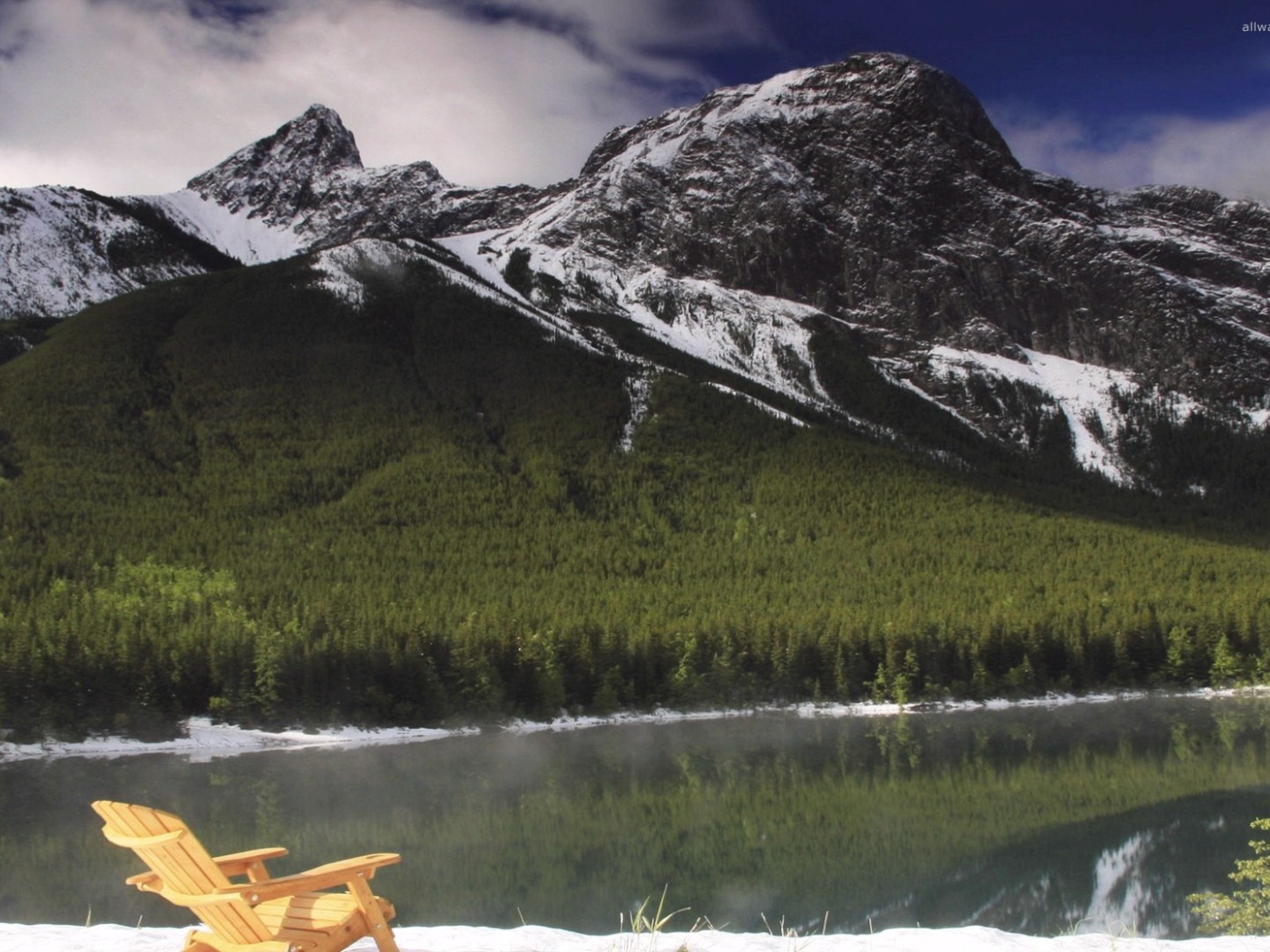 Горный пейзаж со стулом