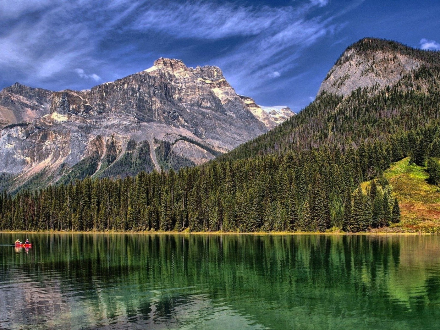 Горный пейзаж с озером