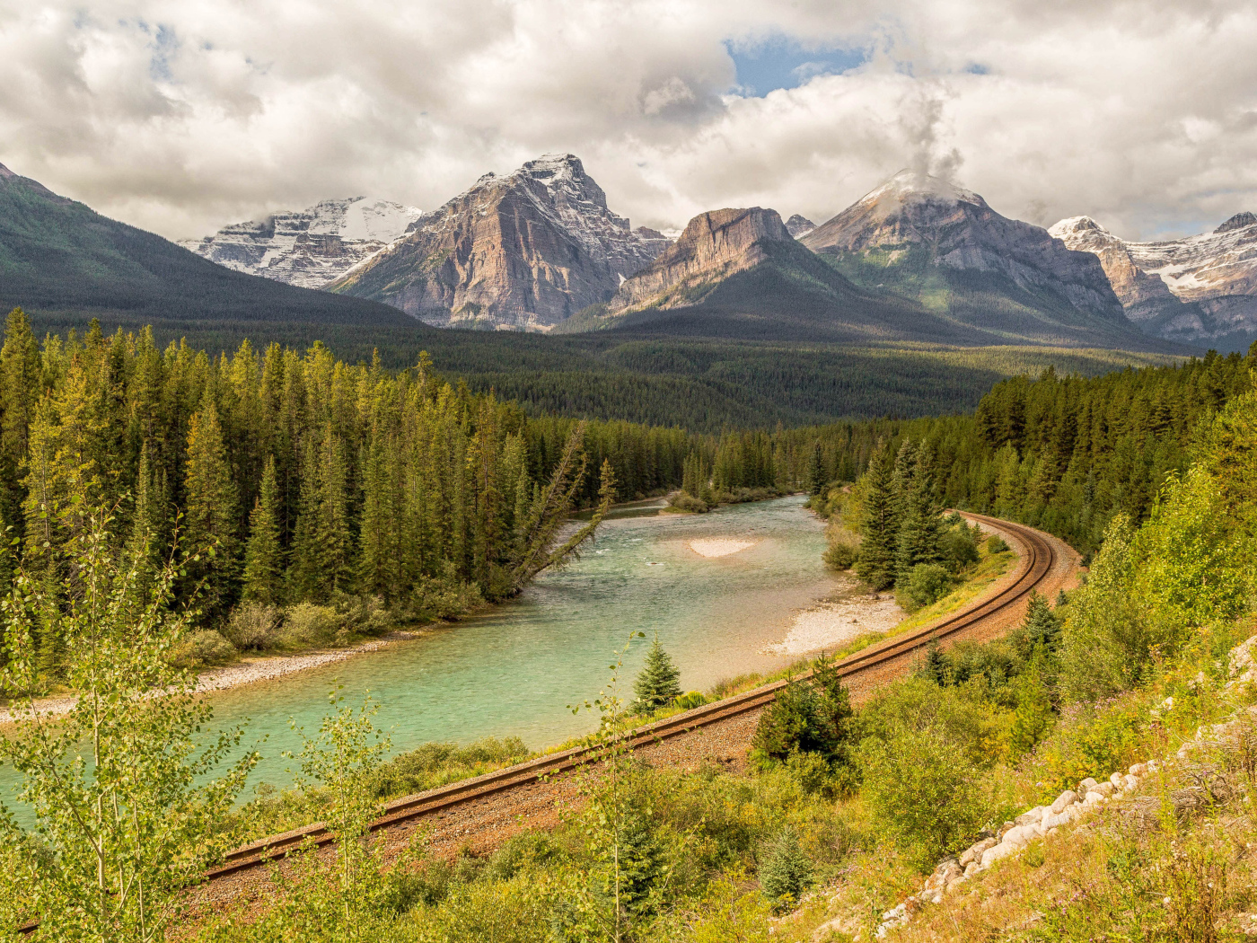 Железная дорога у гор