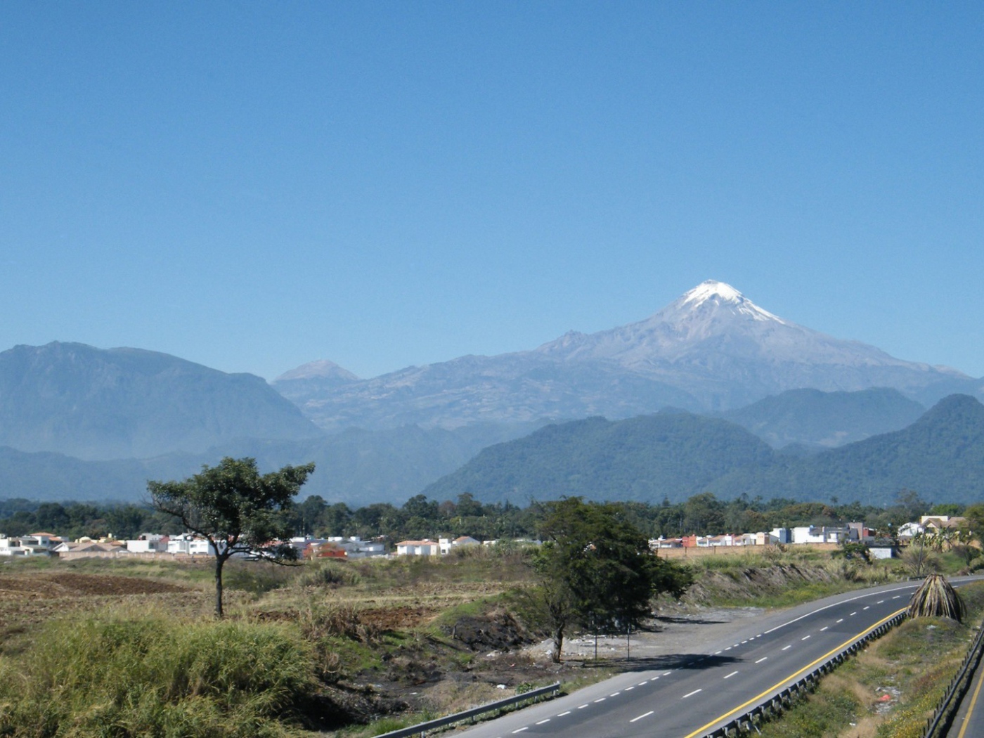 Белоснежная вершина горы