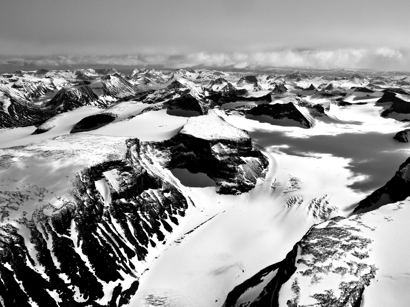 Снежные горы, чёрно-белое фото