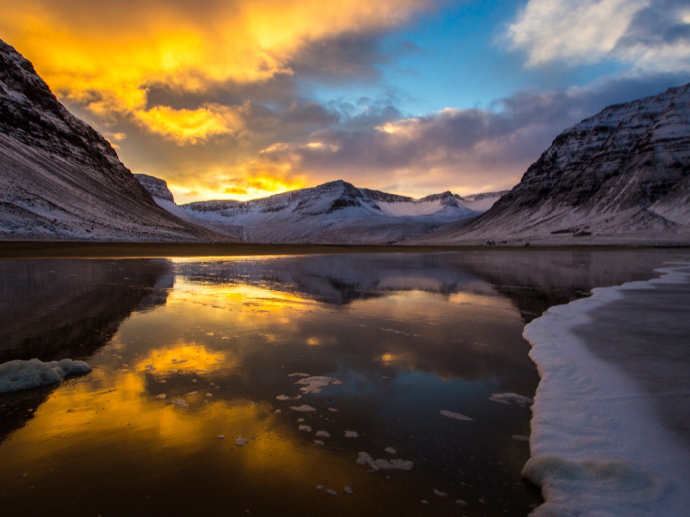 Закат над горным озером