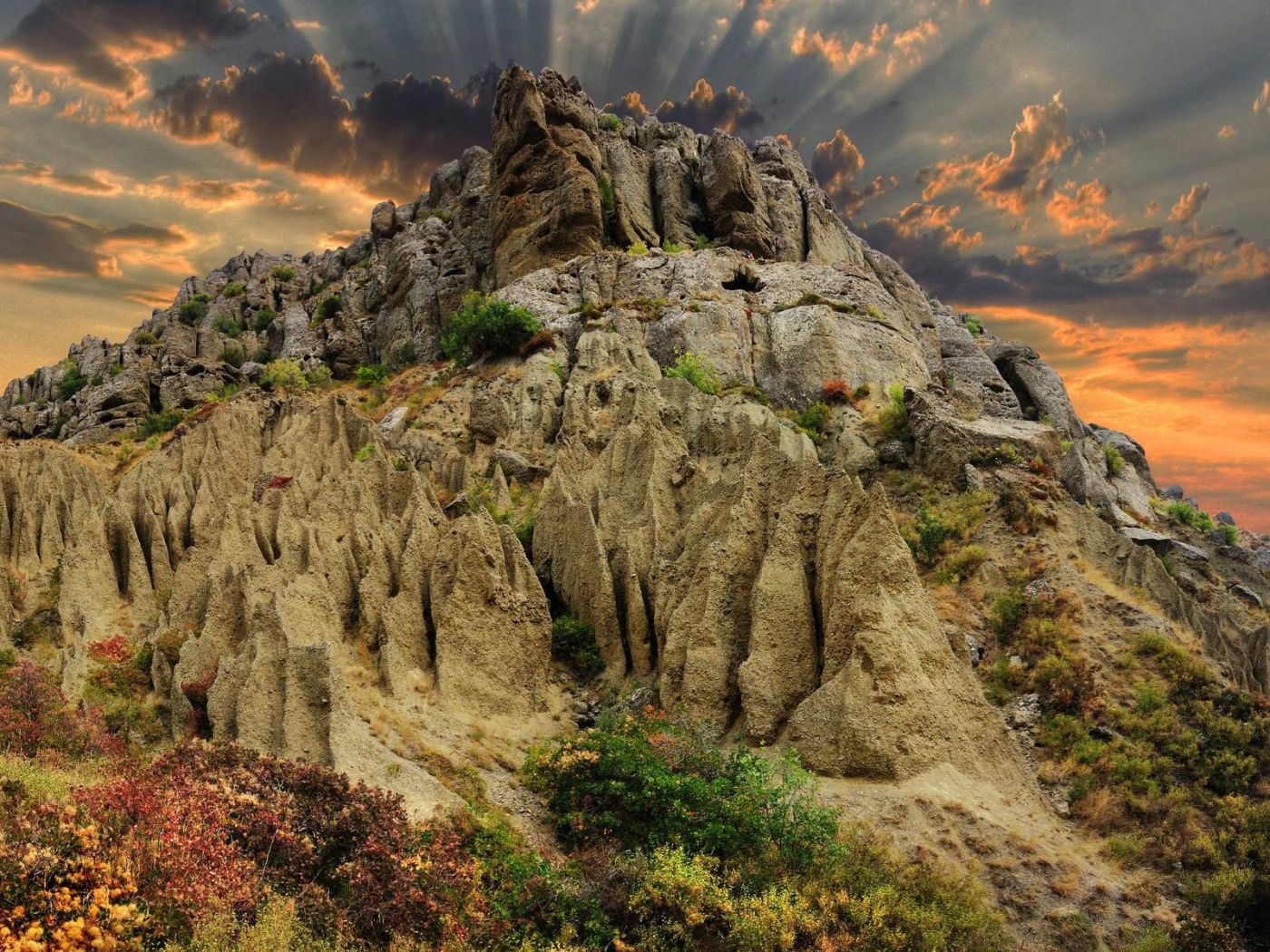 Лучи солнца над горой