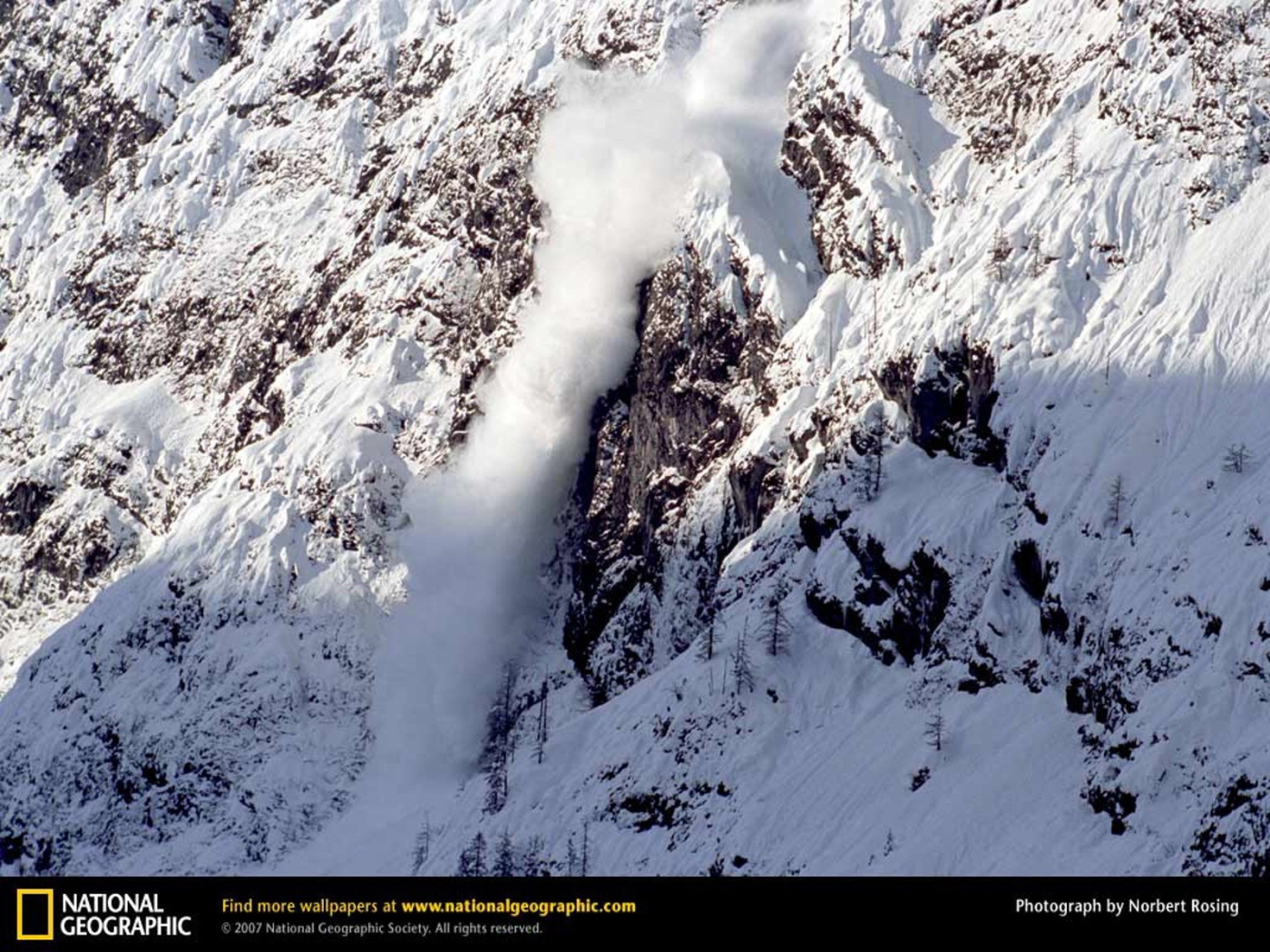 Сход лавины в горах